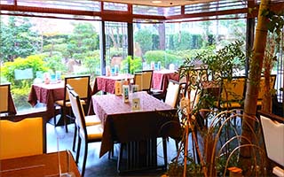 I緑豊かな夕朝食会場